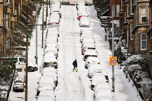 Snow maps show 90% of UK buried as blizzards hit as far south as London ...