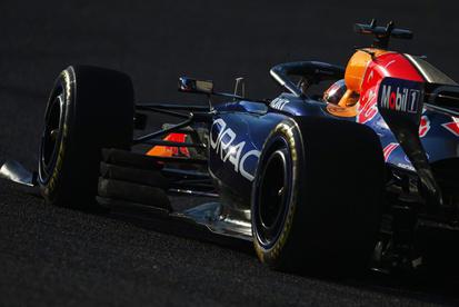 Vídeo: el Red Bull RB7 de Tsunoda se incendia durante una demostración