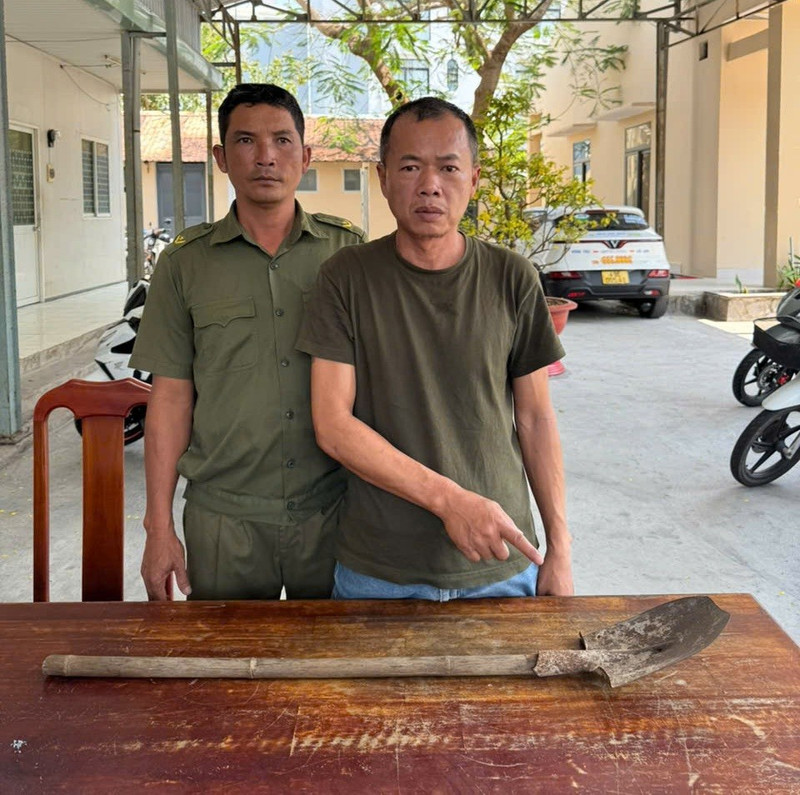 Bắt chủ quán cơm niêu dùng xẻng đuổi đánh khách ở Vũng Tàu