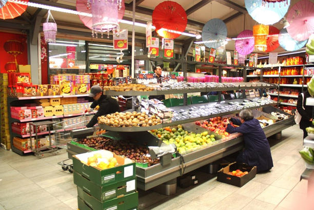 Bên trong siêu thị Tang Frères. Ảnh: Tripadvisor