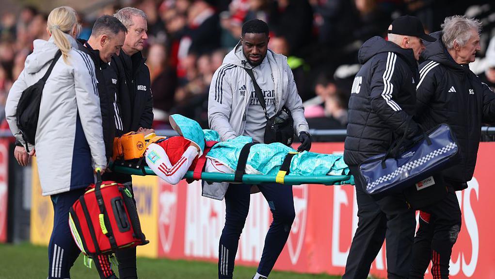 Smith taken off on stretcher in Arsenal FA Cup win