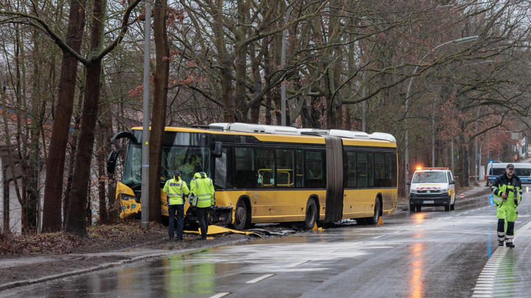 Berlin-Spandau: Bus prallt erst gegen Auto und dann gegen Baum – zwölf Verletzte