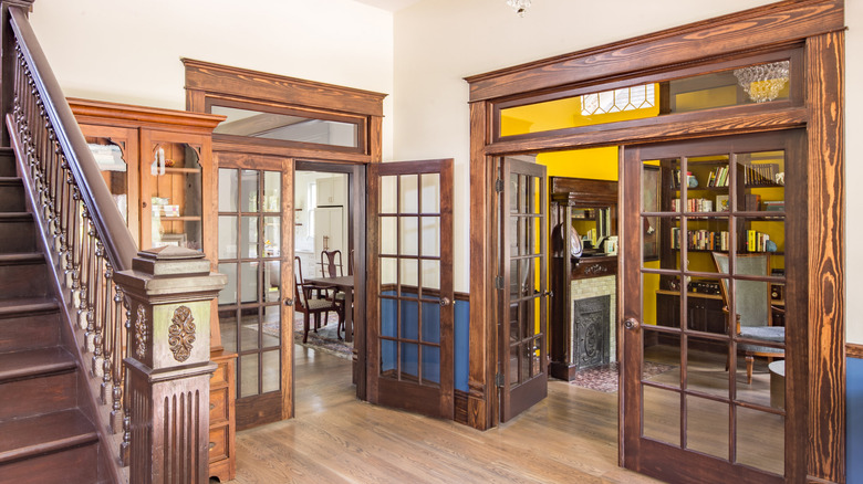 What it means if you see a glass window on the inside of a vintage house