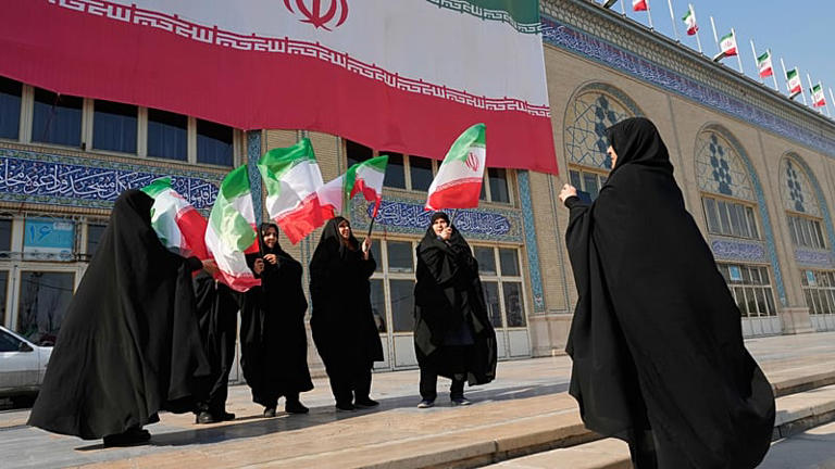 Estudantes iranianos prolongam protestos antigovernamentais em Teerão