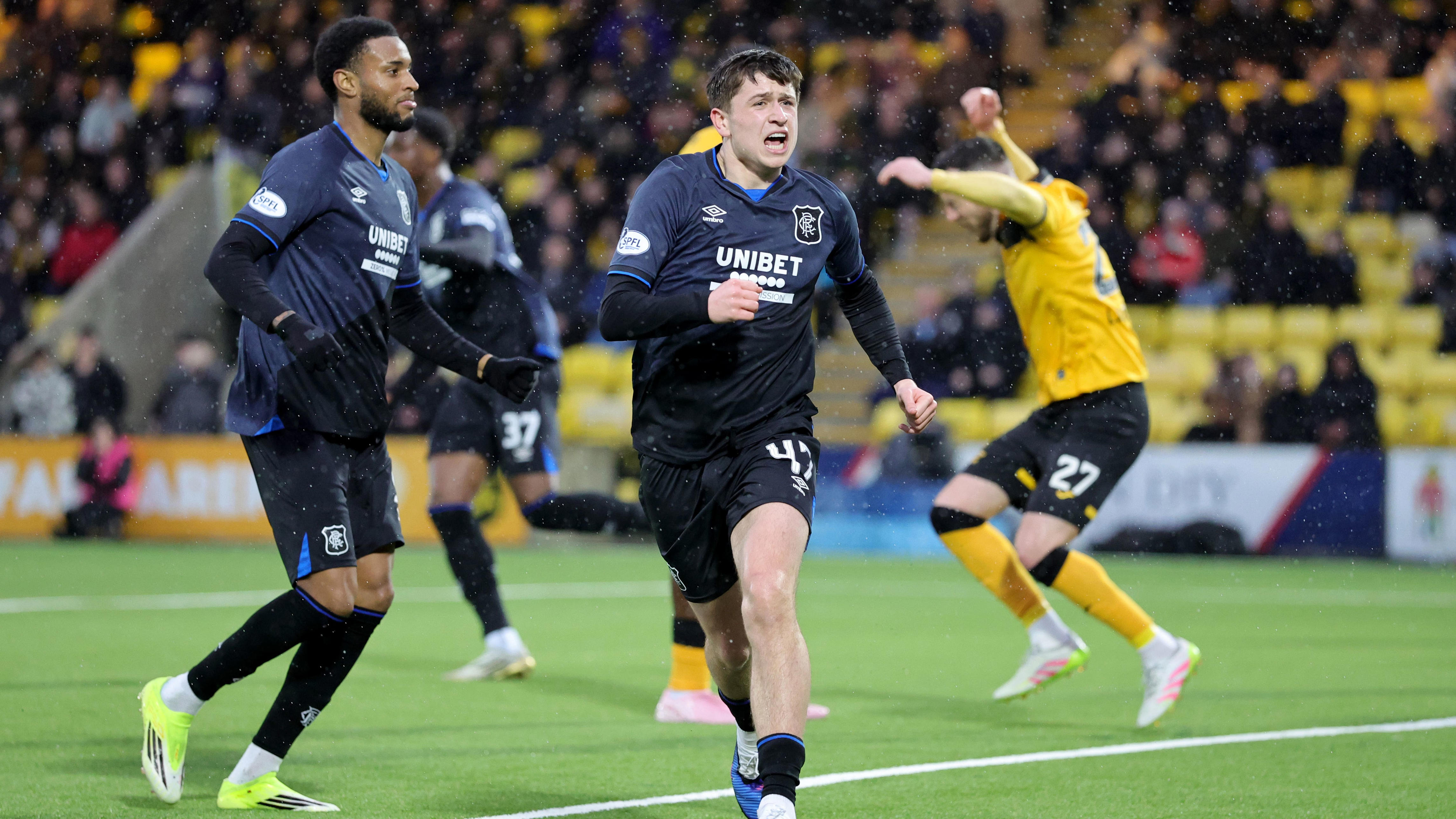 Rangers strike twice late on to salvage point at 10-man bottom side ...