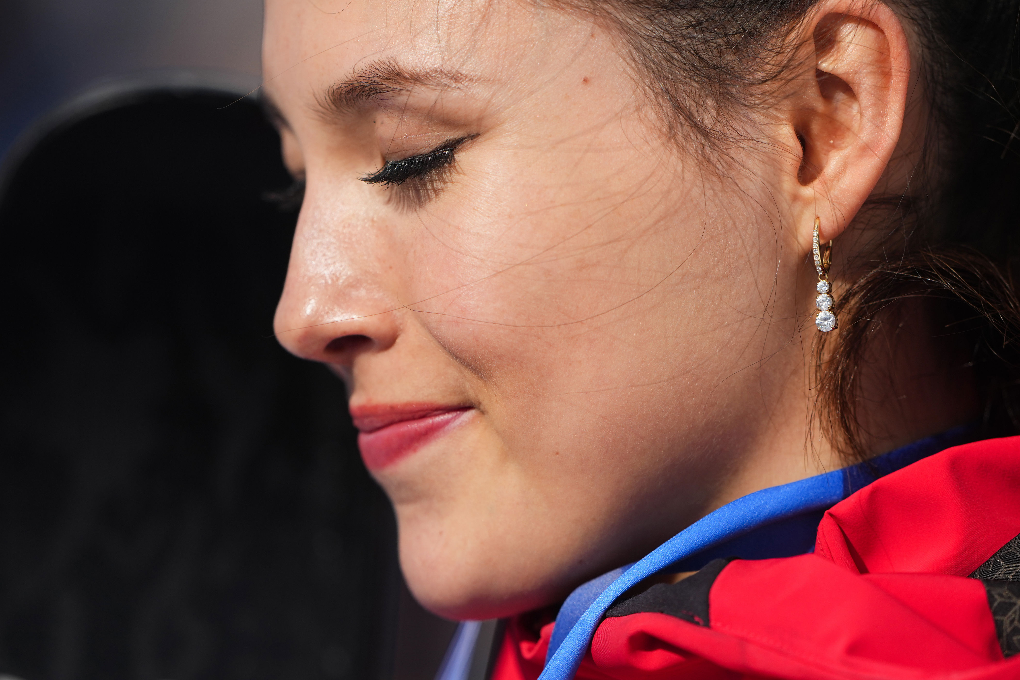 Eileen Gu llora tras defender su título olímpico de halfpipe al enterarse de la muerte de su abuela.