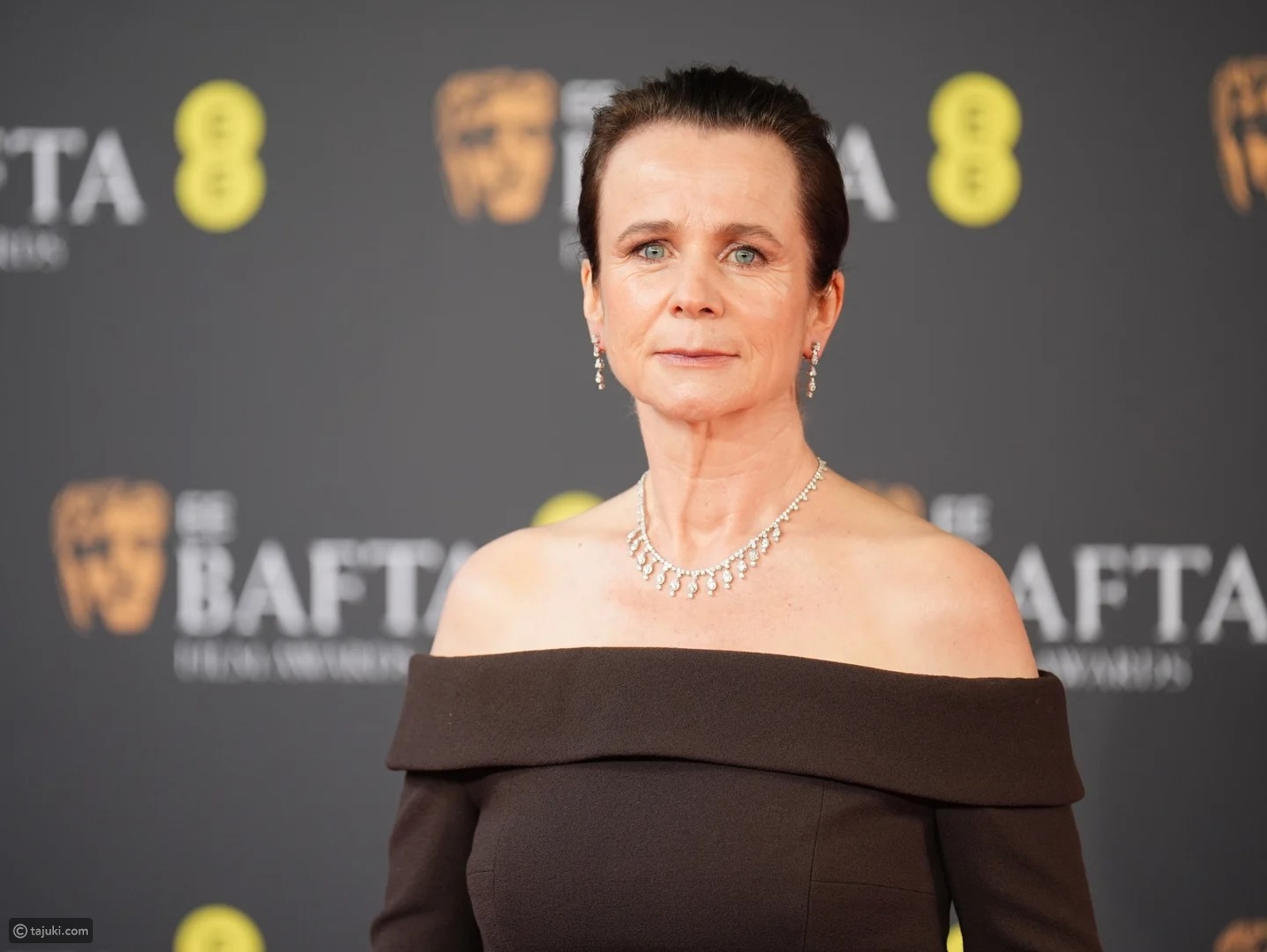 Emily Watson بشعر بوي قصير جداً