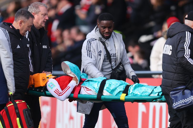 Arsenal star rushed to hospital after suffering horror injury during ...