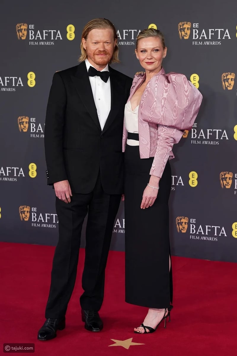 Kirsten Dunst بالشعر الملموم للخلف