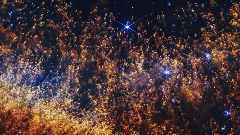 Closest baby nebula to Earth hatches in strange new Hubble image ...