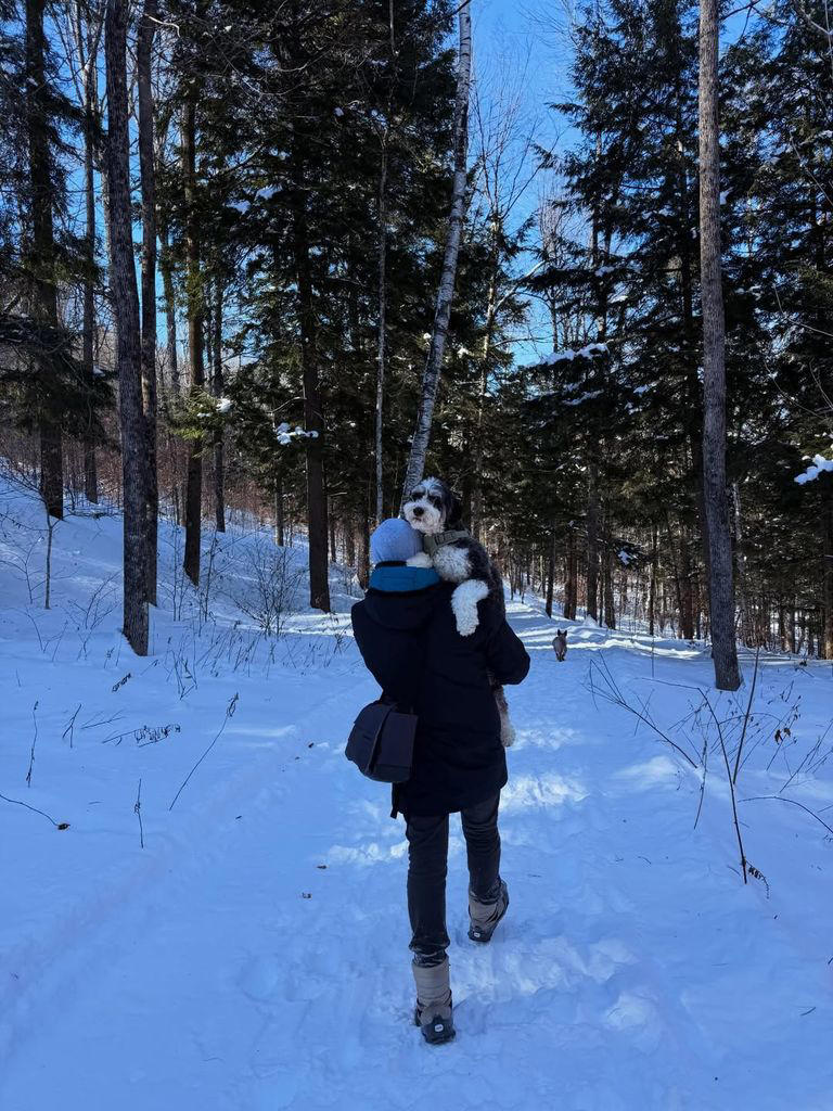 Ana de Armas en su escapada a la nieve con amigas.