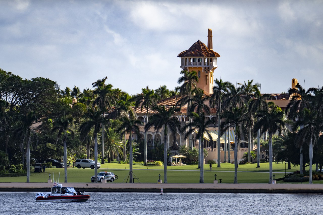 Man killed by officers at Trump’s Mar-a-Lago home<br>