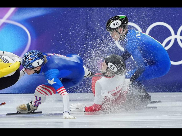 Kufe schnitt ins Gesicht: Polnische Eisschnellläuferin meldet sich nach Unfall aus Klinik