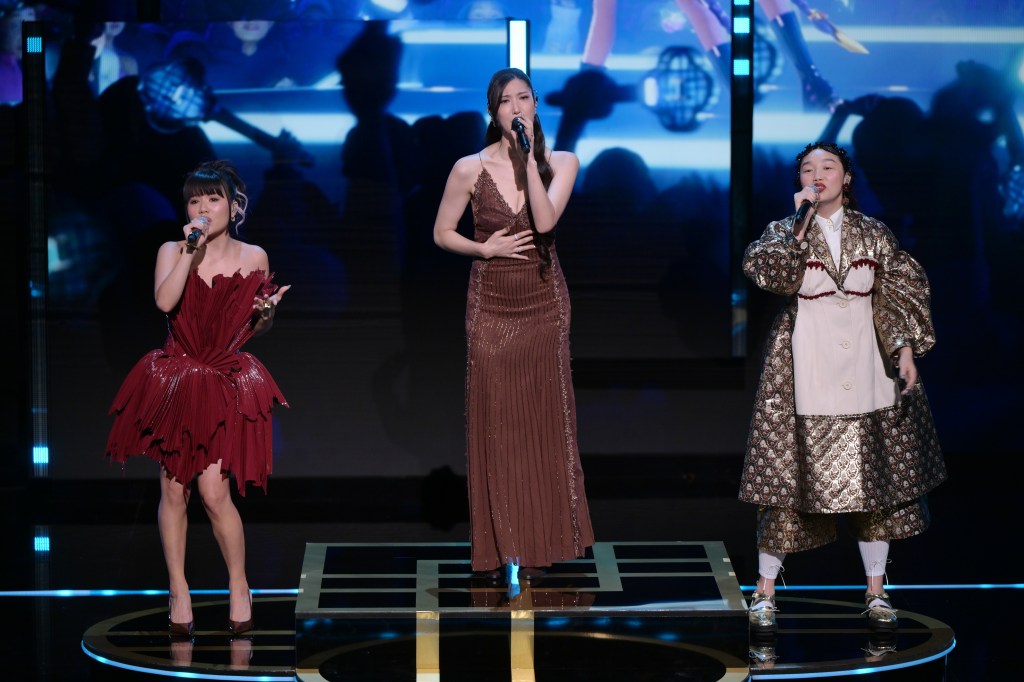 Las cantantes de KPOP Demon Hunters, EJAE, Audrey Nuna y Rei Ami, hacen cantar al público de los BAFTA con su actuación «Golden»