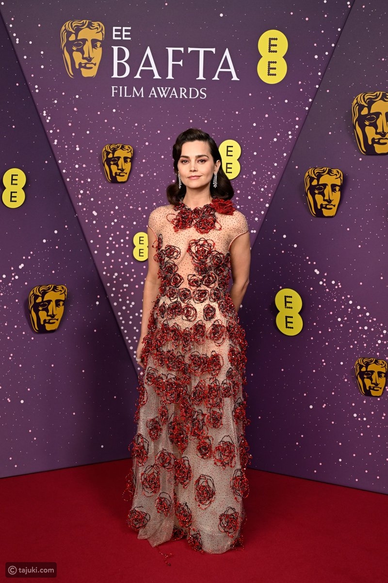 Jenna Coleman والشعر الريترو من الستينات