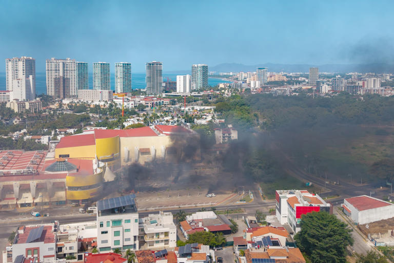 Cancelan vuelos internacionales en Puerto Vallarta tras ola de ...