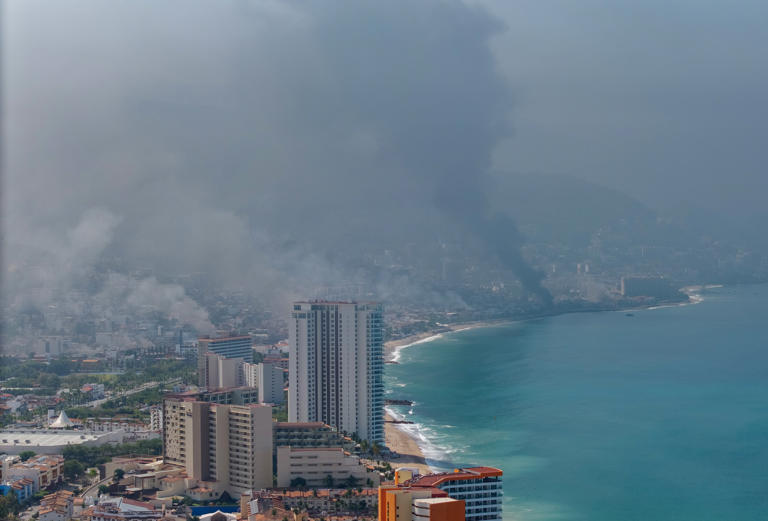 Cancelan vuelos internacionales en Puerto Vallarta tras ola de ...