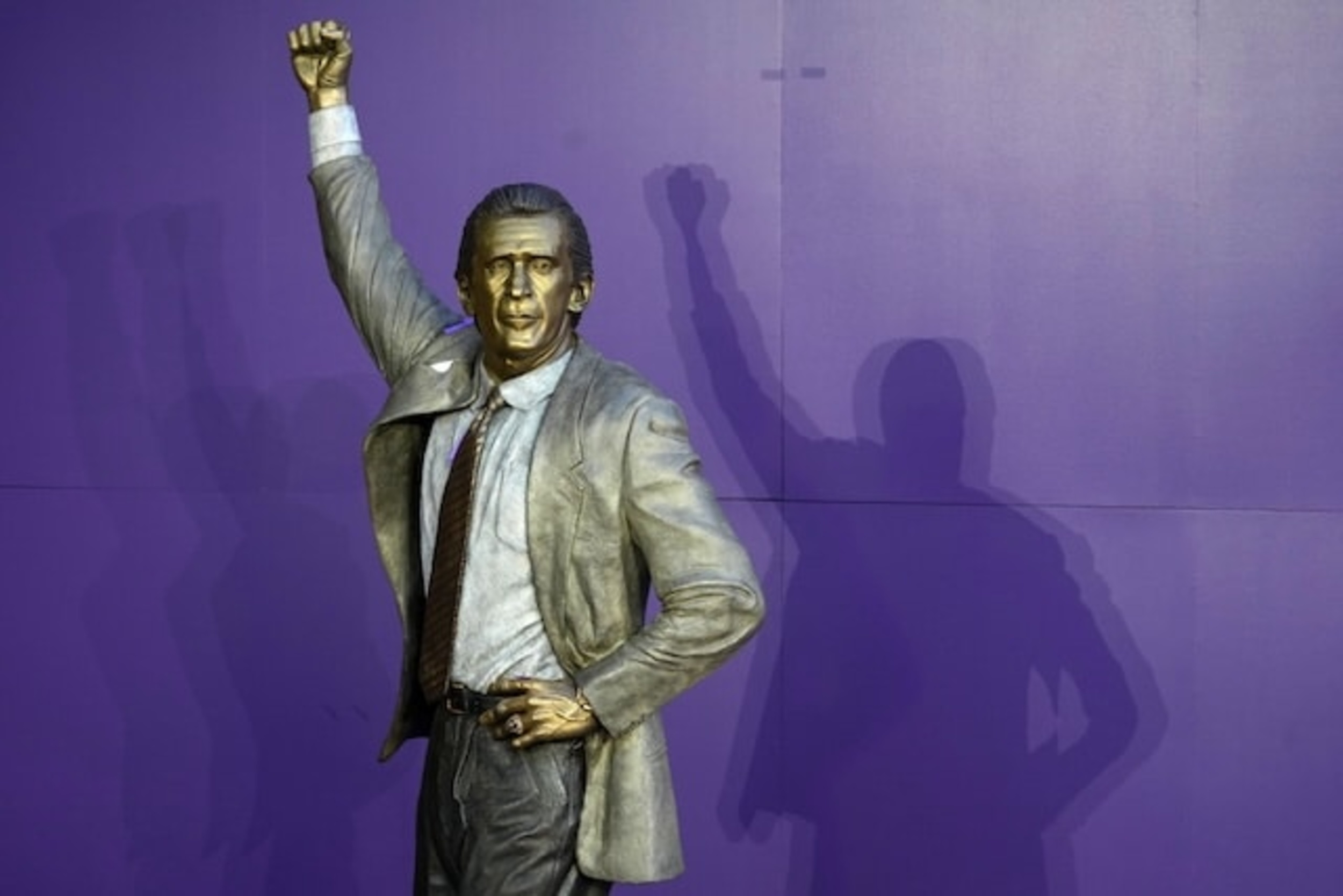 Watch: Pat Riley statue unveiled