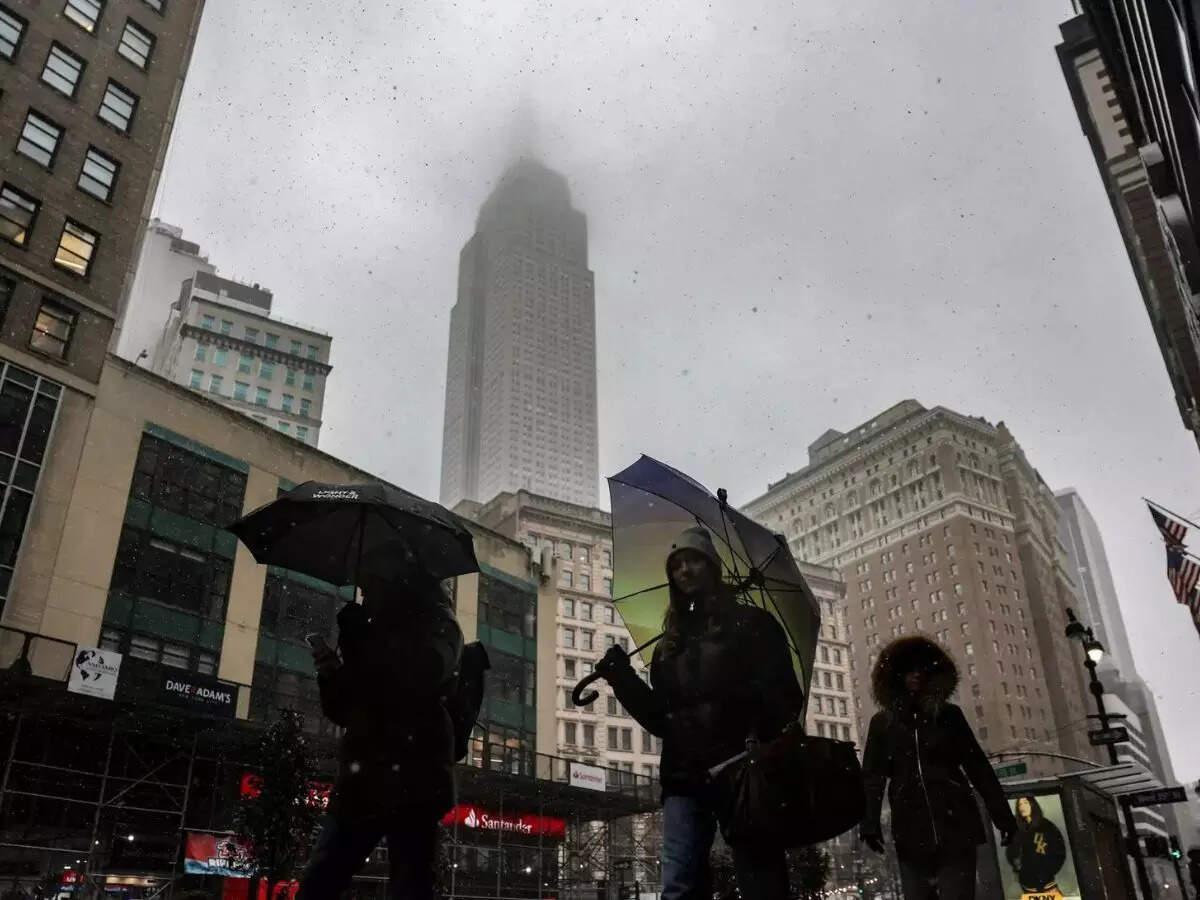 New York City hunkers down under blizzard warnings and a travel ban as ...