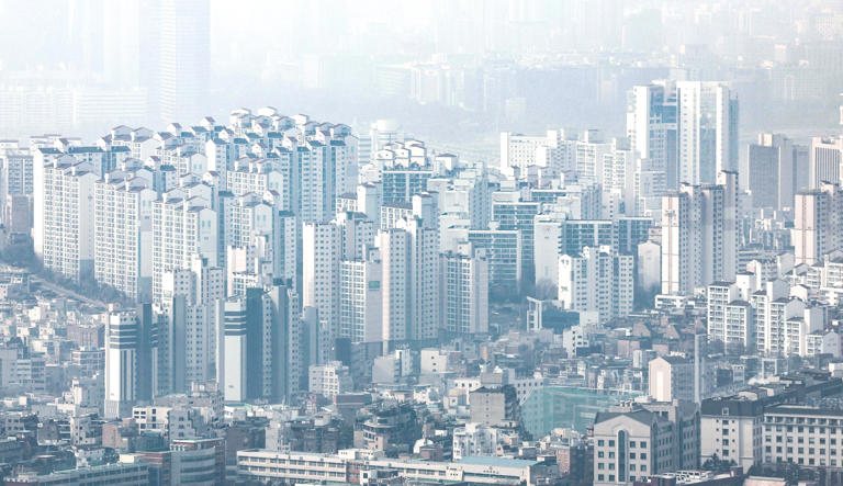 President Lee and People Power Party leader clash on real estate policy