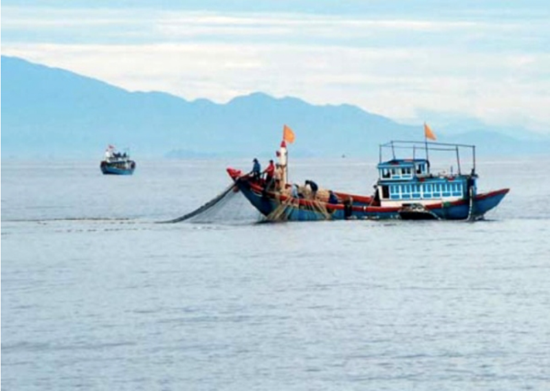 Ngư phủ đánh đồng nghiệp rơi xuống biển rồi cấm người khác cứu vớt