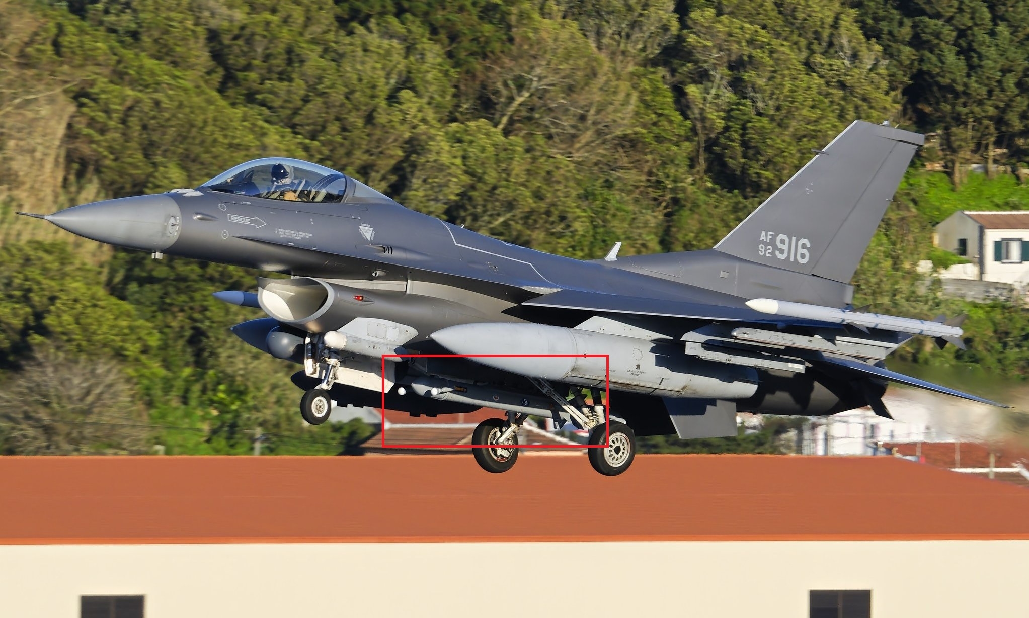 Mỹ điều F-16 mang cụm tác chiến điện tử 'Mèo giận dữ' tới gần Iran