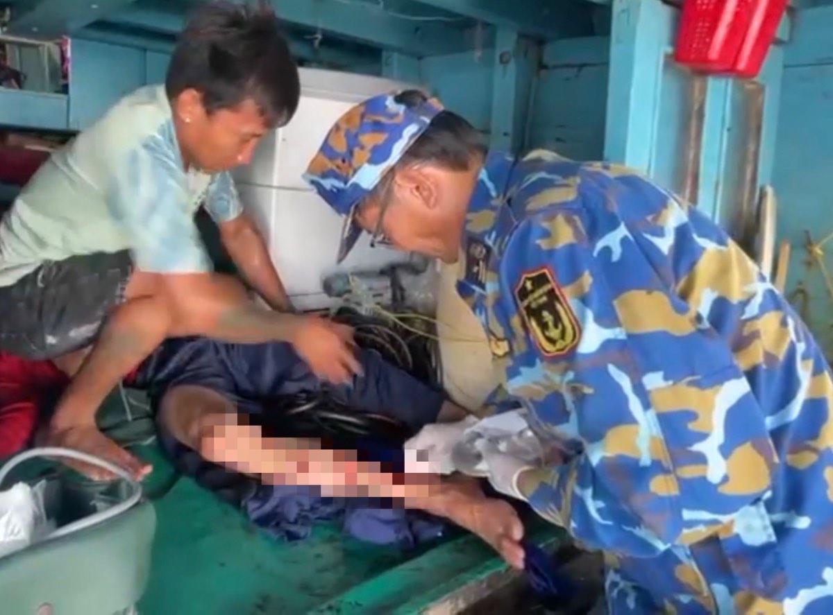 Nhà giàn DK1/10 cấp cứu ngư dân gặp nạn trên biển