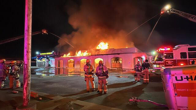 Firefighters extinguish massive fire at strip mall in south Phoenix