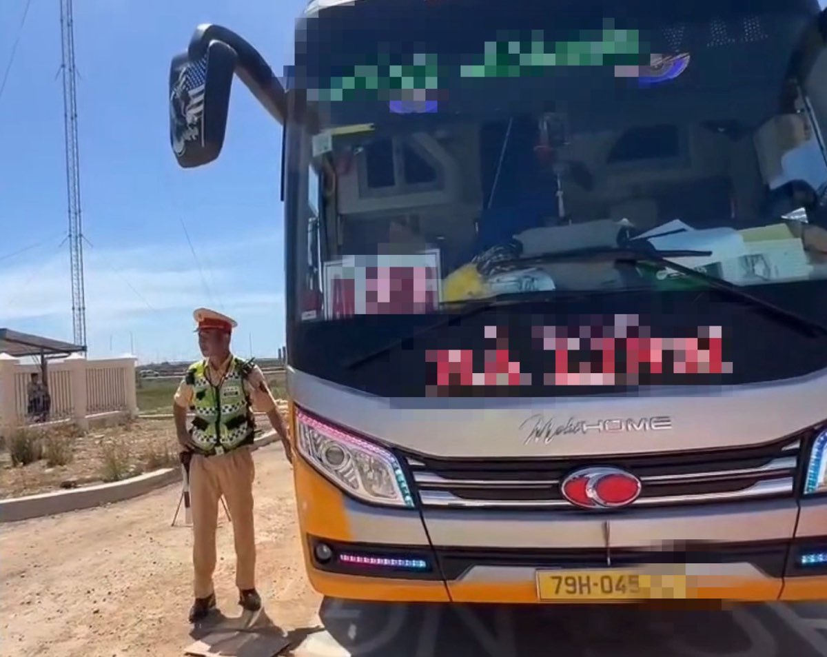 Xe khách nhồi nhét và chiếc điện thoại thông minh