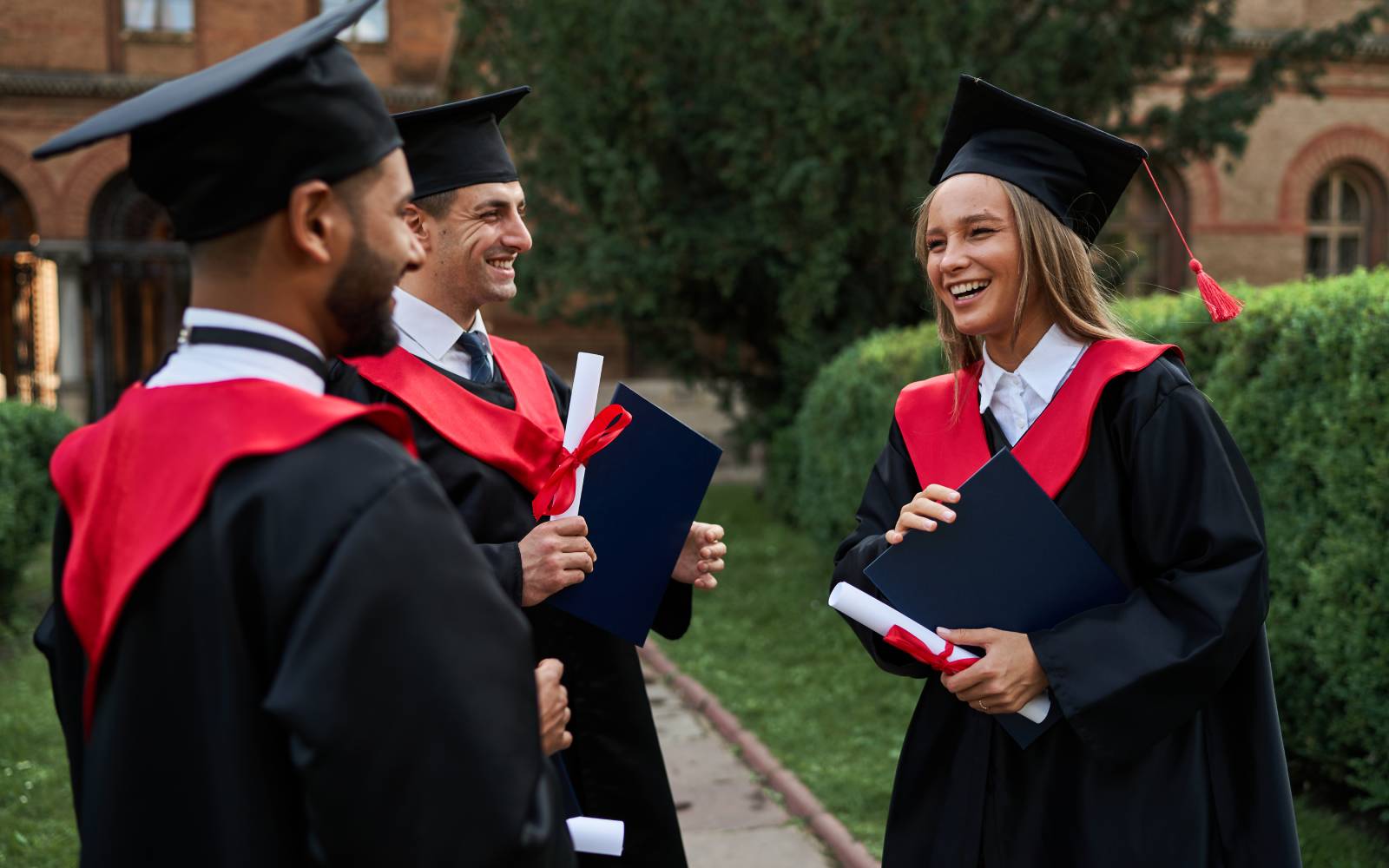 UK graduate jobs drop below 10,000 for first time