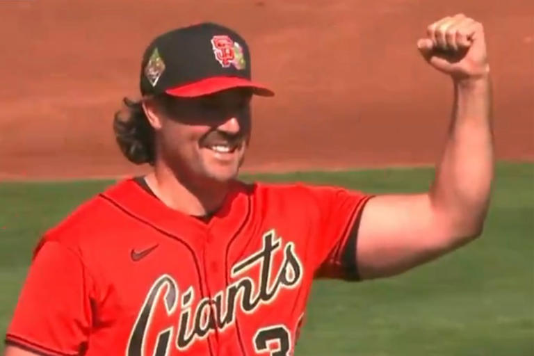 Giants play through 'bizarre' alarm, turn wild triple play after Cubs ...