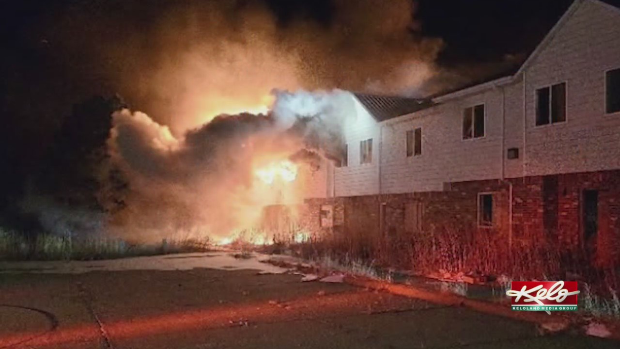Fire rages at Sunrise apartments in Mission