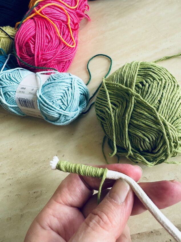 How to create a colourful table mat from old wool