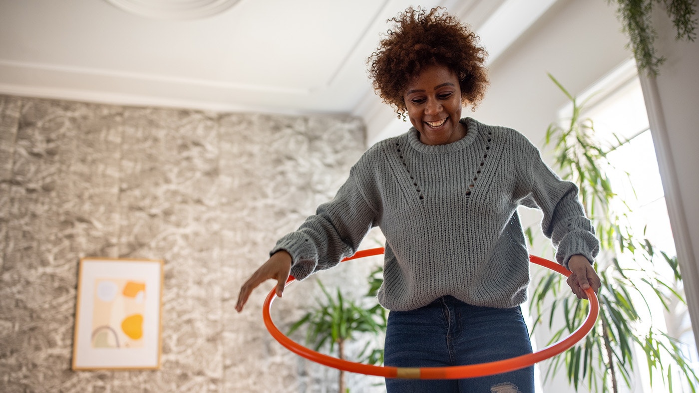 12 hula hoop benefits that make fitness fun and nostalgic