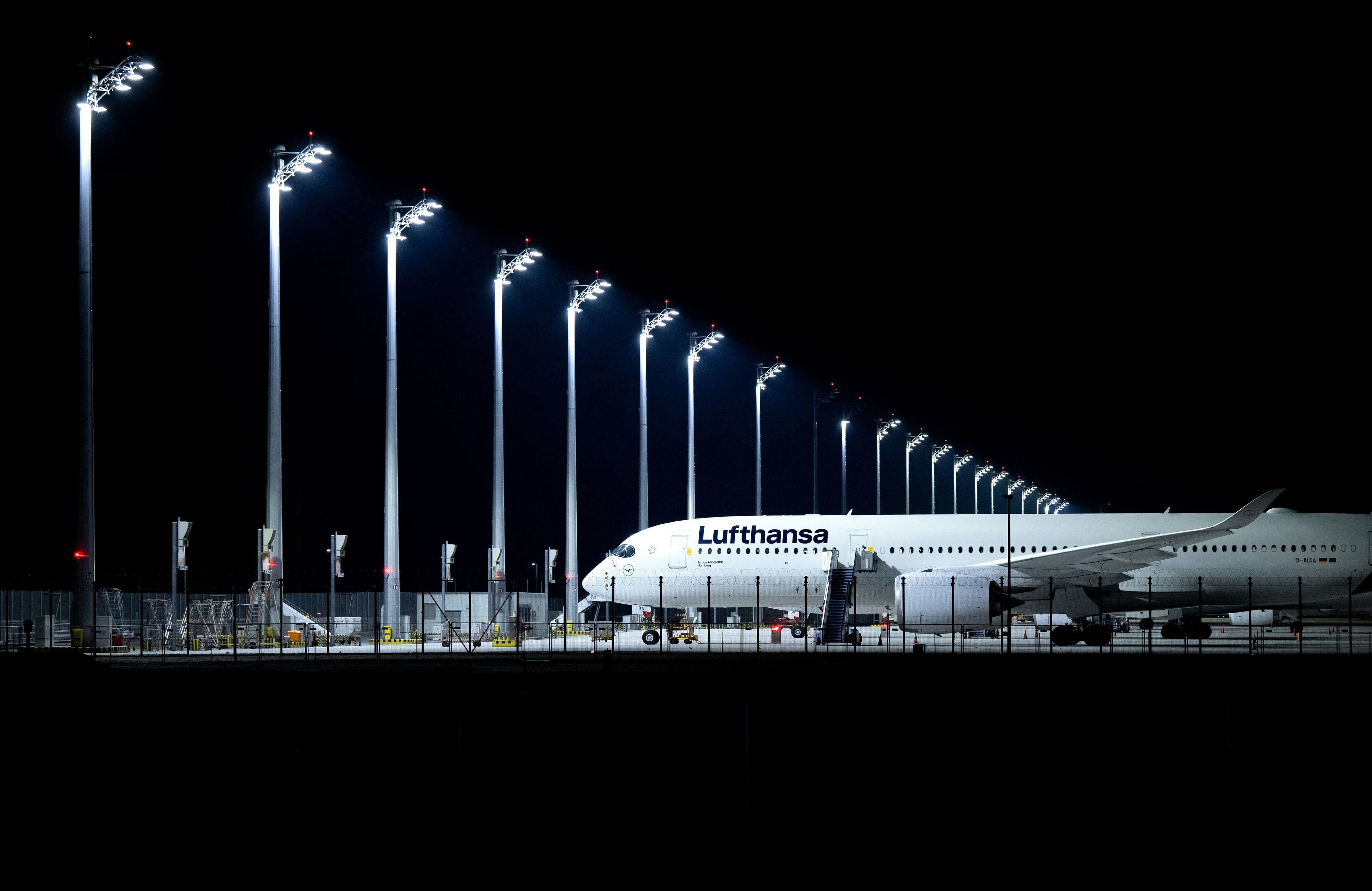 Busfahrer im Feierabend: Lufthansa-Passagiere müssen frostige Nacht im ...