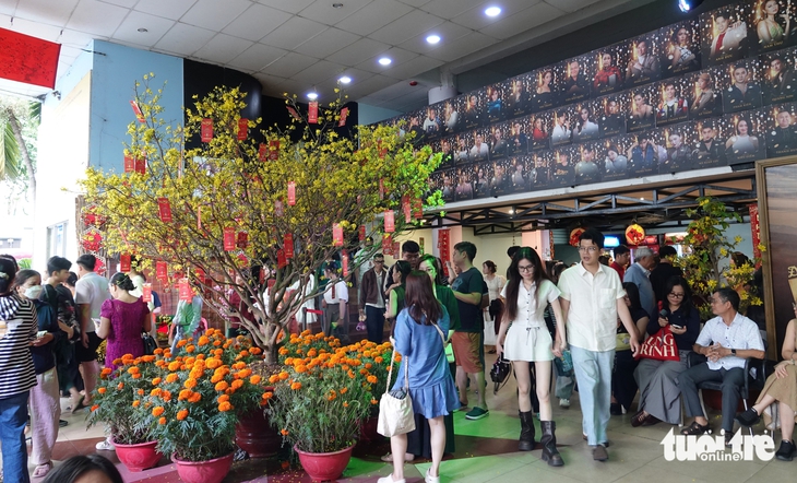 Sân khấu tưng bừng kịch Tết