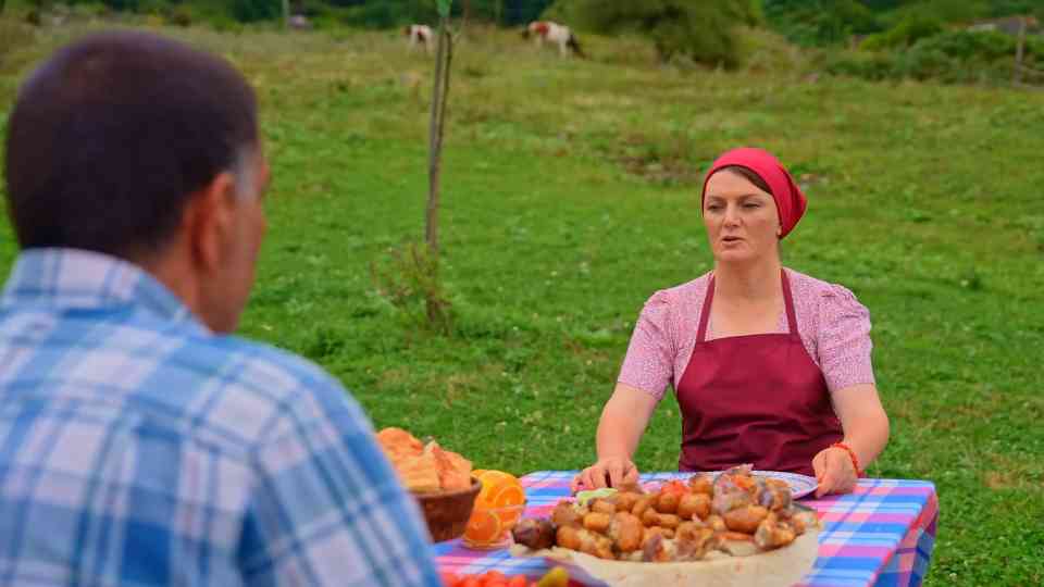 How a village hermit cooks a whole lamb with potatoes using simple secrets