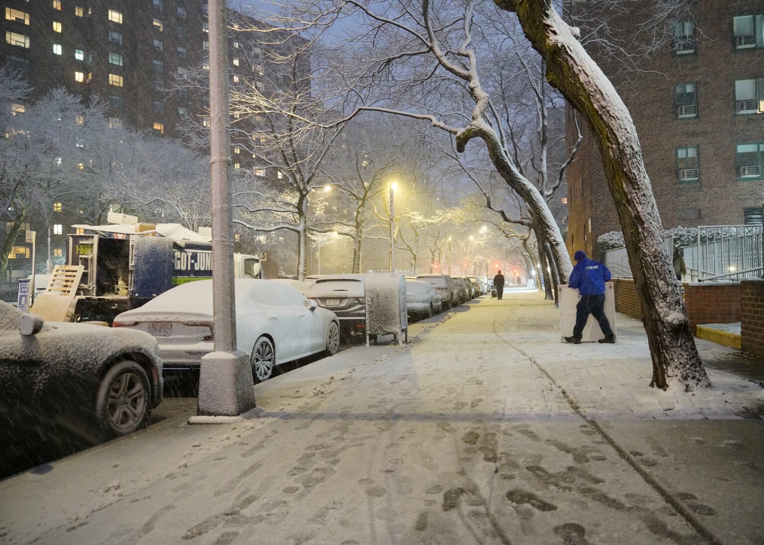 Travel ban and blizzard warnings as major storm hits north-east US