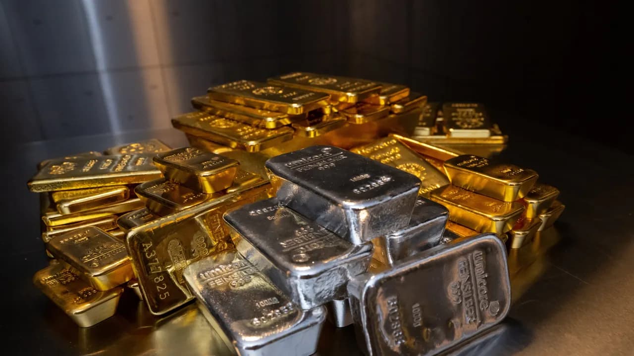Gold climbs above 3-week high as tariff turmoil sparks safe-haven rush ...