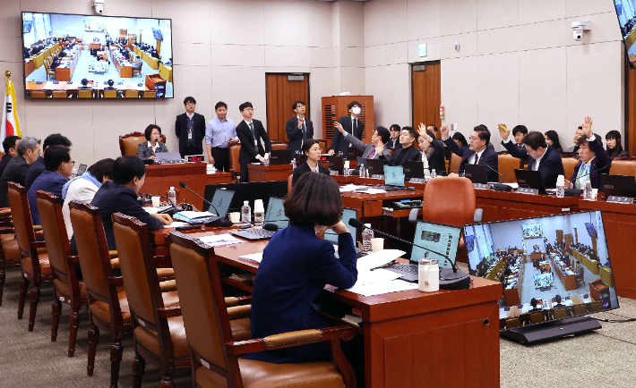 정치적 긴장 속 법안 통과와 산불 피해 확산