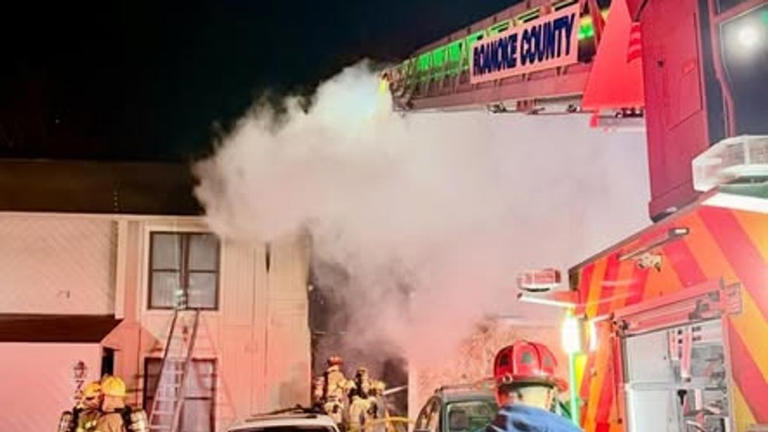 4 people displaced after fire in Roanoke County, firefighters say
