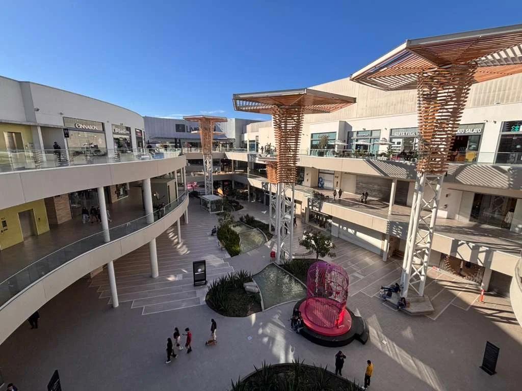 Cierran tiendas en Plaza Península ante ola de incendios en Tijuana