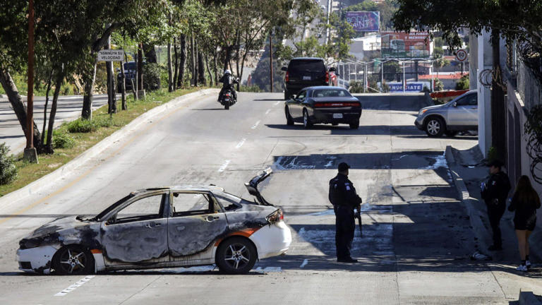 El gobernador de Jalisco activó el “código rojo”, suspendió el transporte público en varias zonas y canceló eventos masivos.