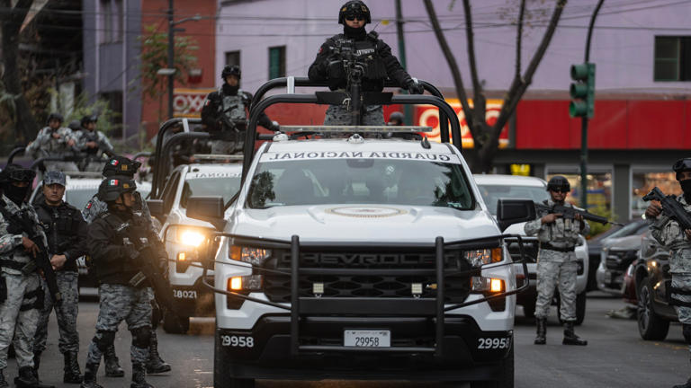 El cuerpo de El Mencho llegó a la capital mexicana en un convoy fuertemente custodiado por tropas de la Guardia Nacional.