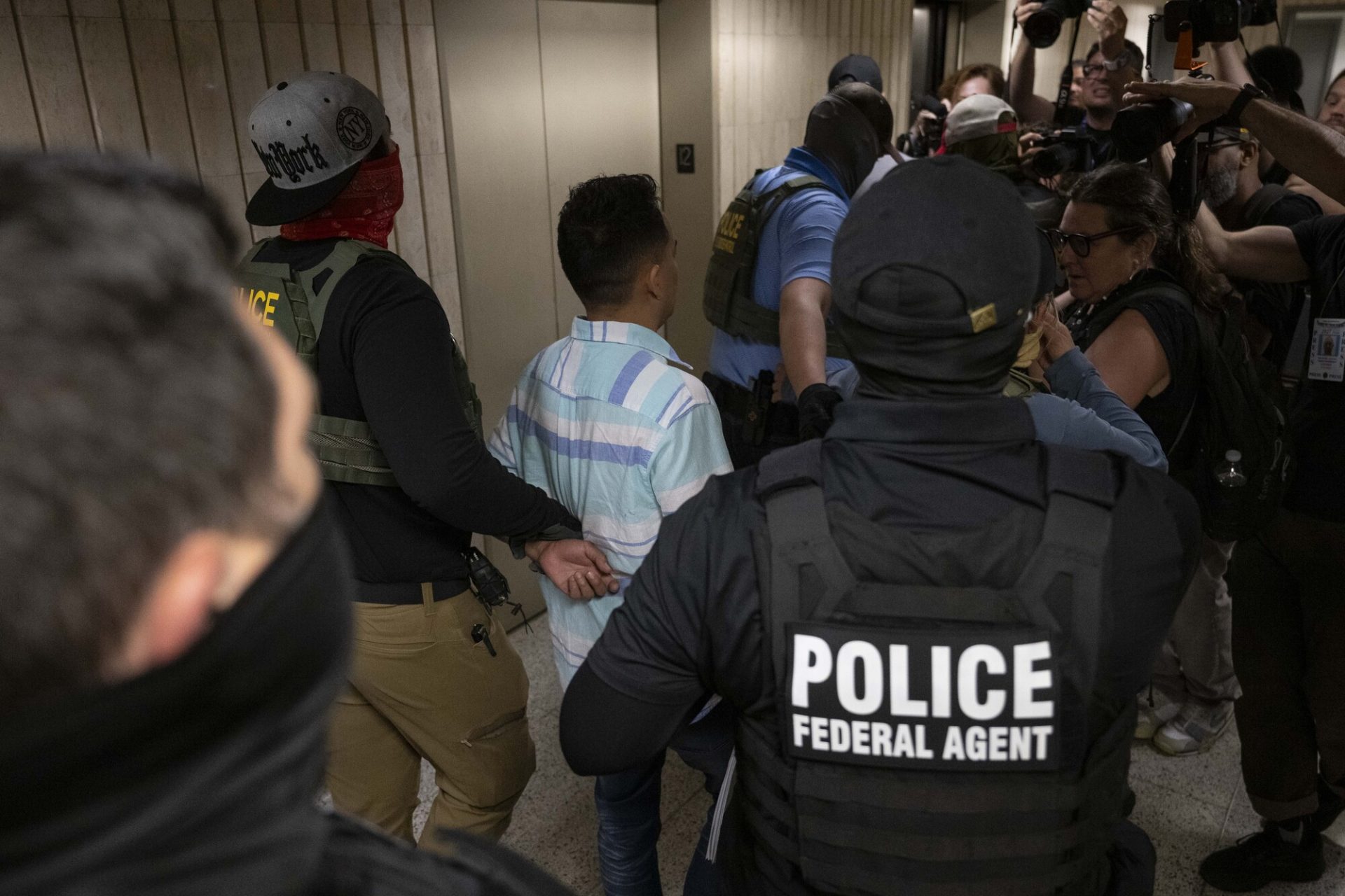 Una investigación periodística revela que la mayoría de los inmigrantes deportados por Trump no cometieron ningún delito.
