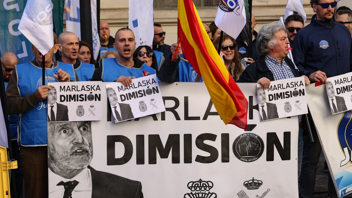 Policías y guardias civiles exigen la dimisión de Marlaska tras el cese ...