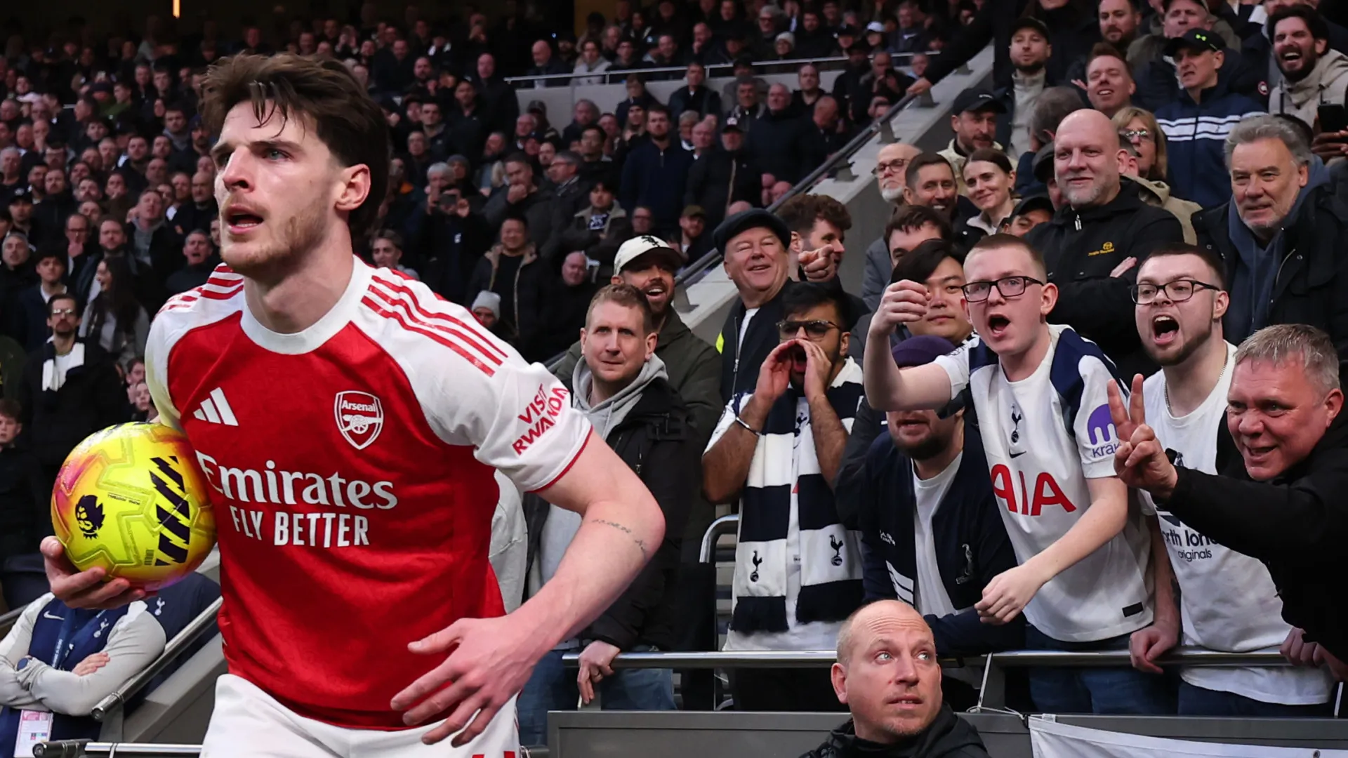 Declan Rice e a mulher. A imagem que está a envergonhar o futebol inglês