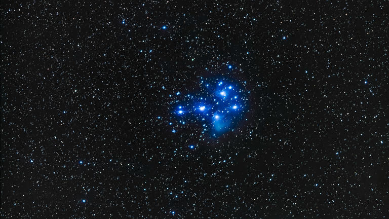 See the moon dance with the stunning 'Seven Sisters' of the Pleiades ...
