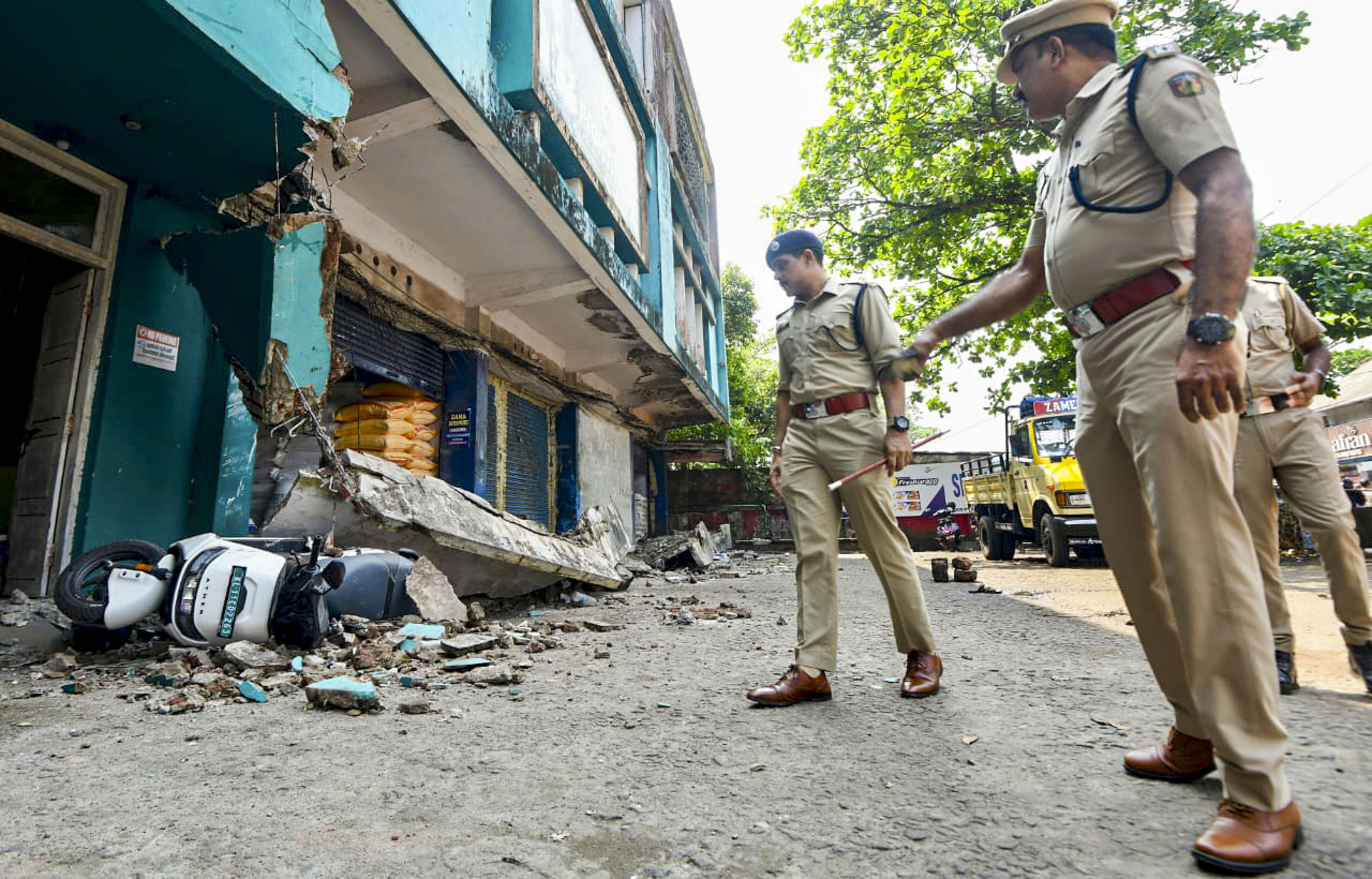 Concrete slab collapse kills four head-load workers in Kerala