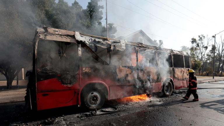 México estalla en violencia tras la muerte de El Mencho